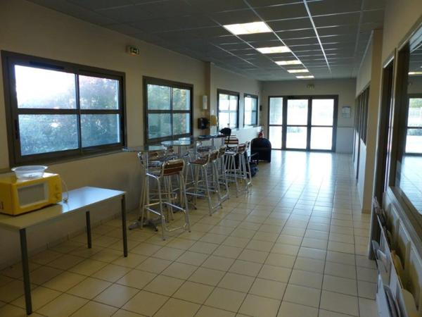 BATIMENT COMPRENANT 13 LOCAUX A LOUER INDIVIDUELLEMENT AU BREUIL MAGNE (17870)