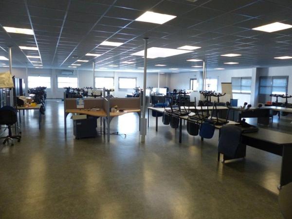 BATIMENT COMPRENANT 13 LOCAUX A LOUER INDIVIDUELLEMENT AU BREUIL MAGNE (17870)