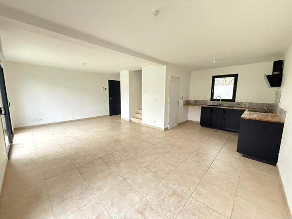 Fuveau, maison T4 avec jardin, au calme, proche du centre ville et des commodités, sous garantie décennale.