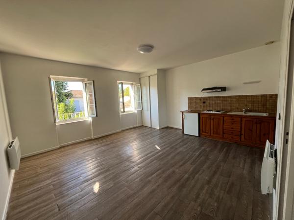 Villeneuve sur Lot, rive gauche, appartement T1 bis de 33,84 m² situé au 1er étage d'un immeuble tranquille de 6 appartements. Vue sur le jardin collectif de l'immeuble à l'arrière = tranquillité assurée. Séjour avec coin cuisine, salle d'eau récente ave , Villeneuve sur lot