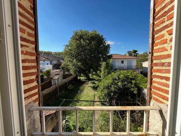 Villeneuve sur Lot, rive gauche, appartement T1 bis de 33,84 m² situé au 1er étage d'un immeuble tranquille de 6 appartements. Vue sur le jardin collectif de l'immeuble à l'arrière = tranquillité assurée. Séjour avec coin cuisine, salle d'eau récente ave , Villeneuve sur lot