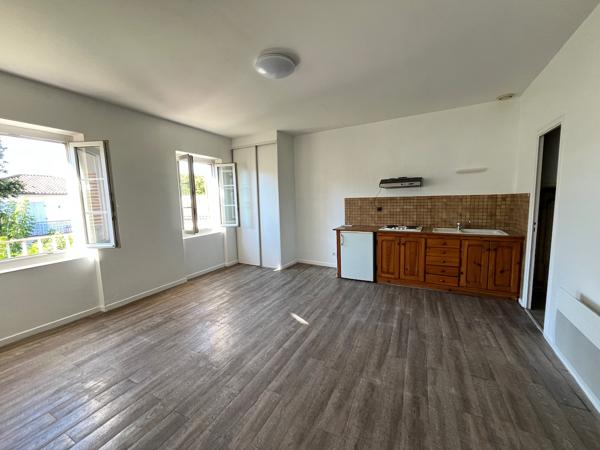 Villeneuve sur Lot, rive gauche, appartement T1 bis de 33,84 m² situé au 1er étage d'un immeuble tranquille de 6 appartements. Vue sur le jardin collectif de l'immeuble à l'arrière = tranquillité assurée. Séjour avec coin cuisine, salle d'eau récente ave , Villeneuve sur lot