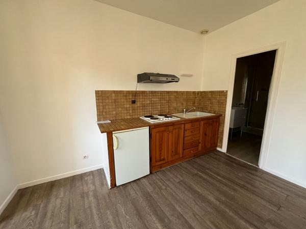 Villeneuve sur Lot, rive gauche, appartement T1 bis de 33,84 m² situé au 1er étage d'un immeuble tranquille de 6 appartements. Vue sur le jardin collectif de l'immeuble à l'arrière = tranquillité assurée. Séjour avec coin cuisine, salle d'eau récente ave , Villeneuve sur lot