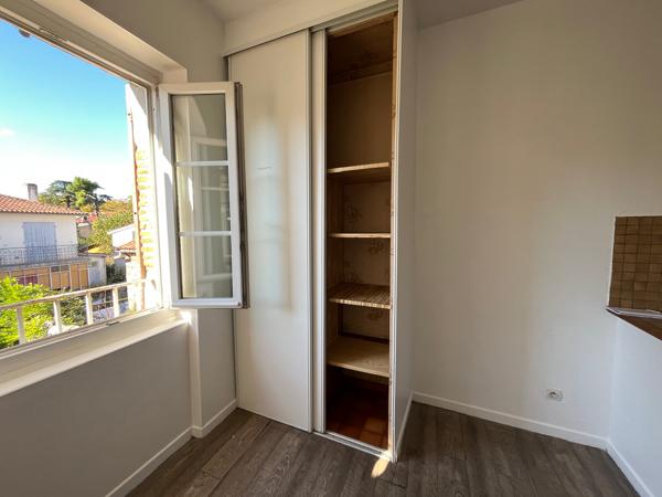 Villeneuve sur Lot, rive gauche, appartement T1 bis de 33,84 m² situé au 1er étage d'un immeuble tranquille de 6 appartements. Vue sur le jardin collectif de l'immeuble à l'arrière = tranquillité assurée. Séjour avec coin cuisine, salle d'eau récente ave , Villeneuve sur lot