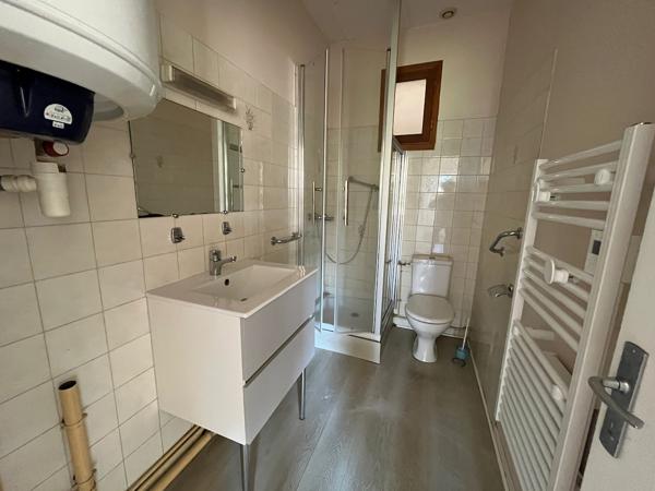 Villeneuve sur Lot, rive gauche, appartement T1 bis de 33,84 m² situé au 1er étage d'un immeuble tranquille de 6 appartements. Vue sur le jardin collectif de l'immeuble à l'arrière = tranquillité assurée. Séjour avec coin cuisine, salle d'eau récente ave , Villeneuve sur lot