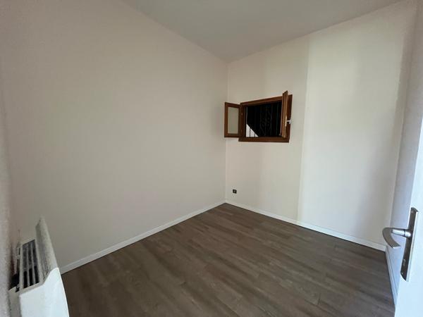 Villeneuve sur Lot, rive gauche, appartement T1 bis de 33,84 m² situé au 1er étage d'un immeuble tranquille de 6 appartements. Vue sur le jardin collectif de l'immeuble à l'arrière = tranquillité assurée. Séjour avec coin cuisine, salle d'eau récente ave , Villeneuve sur lot