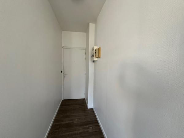 Villeneuve sur Lot, rive gauche, appartement T1 bis de 33,84 m² situé au 1er étage d'un immeuble tranquille de 6 appartements. Vue sur le jardin collectif de l'immeuble à l'arrière = tranquillité assurée. Séjour avec coin cuisine, salle d'eau récente ave , Villeneuve sur lot