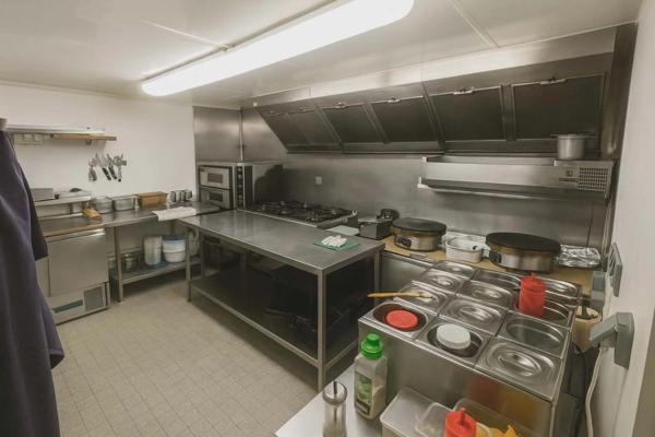 📍 Crêperie – Restaurant idéalement placé dans un port breton touristique & historique