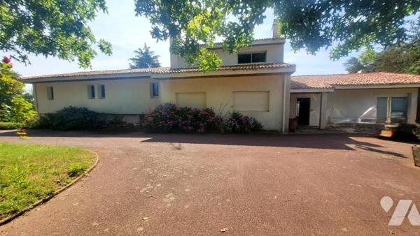 Propriété rare de 362 m² habitable avec piscine et vue Loire - 1.5 hectares