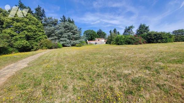 Propriété rare de 362 m² habitable avec piscine et vue Loire - 1.5 hectares