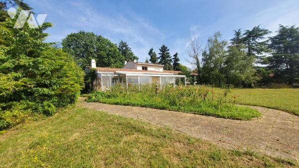 Propriété rare de 362 m² habitable avec piscine et vue Loire - 1.5 hectares
