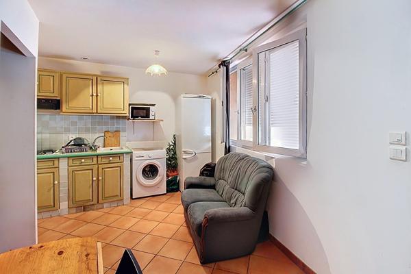 A VENDRE DRAGUIGNAN - A VENDRE STUDIO 25m² avec coin nuit LOUÉ 470€ - RENTABILITÉ NETTE 6.84%