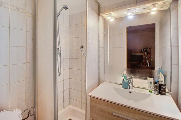 A VENDRE DRAGUIGNAN - A VENDRE STUDIO 25m² avec coin nuit LOUÉ 470€ - RENTABILITÉ NETTE 6.84%