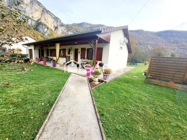 Maison plain-pied avec joli terrain