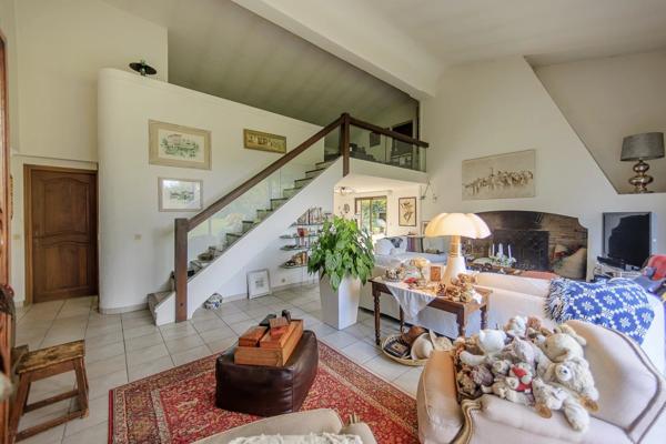 Propriété de caractère avec piscine, à vendre à Mougins.