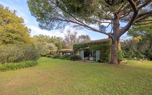 Propriété de caractère avec piscine, à vendre à Mougins.