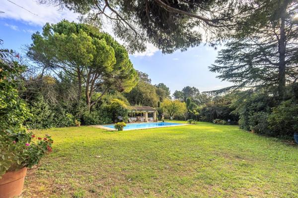 Propriété de caractère avec piscine, à vendre à Mougins.
