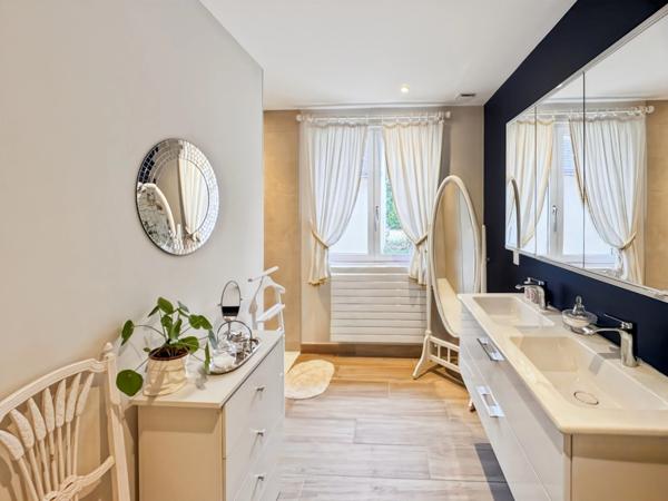 Maison de caractère entièrement rénovée – 212 m² sur parcelle de 2900 m2 – Écrin de verdure dans le centre de Mûrs-Érigné