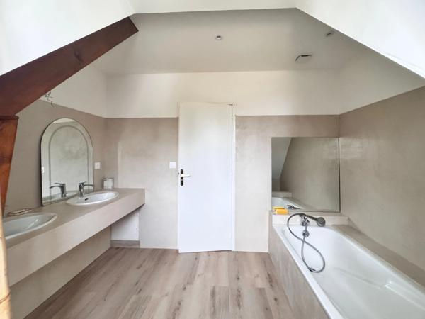 Maison de caractère entièrement rénovée – 212 m² sur parcelle de 2900 m2 – Écrin de verdure dans le centre de Mûrs-Érigné