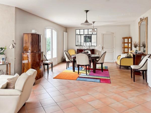 Maison de caractère entièrement rénovée – 212 m² sur parcelle de 2900 m2 – Écrin de verdure dans le centre de Mûrs-Érigné