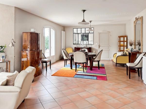 Maison de caractère entièrement rénovée – 212 m² sur parcelle de 2900 m2 – Écrin de verdure dans le centre de Mûrs-Érigné