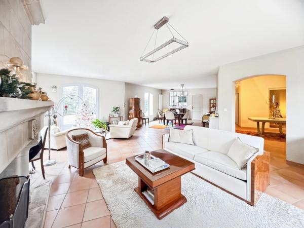 Maison de caractère entièrement rénovée – 212 m² sur parcelle de 2900 m2 – Écrin de verdure dans le centre de Mûrs-Érigné