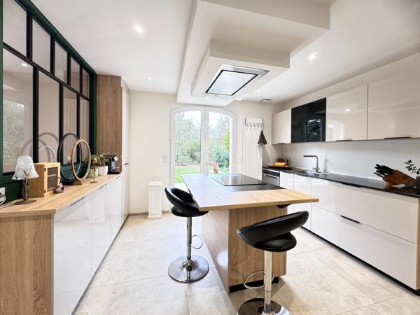 Maison de caractère entièrement rénovée – 212 m² sur parcelle de 2900 m2 – Écrin de verdure dans le centre de Mûrs-Érigné