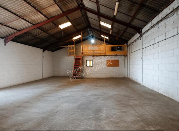 Hangar de 200m² et  deux bureaux de jardin à Limoux sur 1000m²