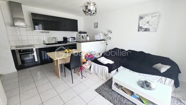 💼 Opportunité investissement locatif : Appartement T3 avec locataire en place

🏢 Idéalement situé dans une résidence de 2008, découvrez cet appartement T3 en très bon état général, parfait pour un placement immobilier serein et rentable.
☀️ Ce bien se compose d'une entrée, d'un séjour lumineux ouvrant sur un joli balcon exposé plein sud, d'une cuisine, de deux chambres confortables et d'une salle de bains.
🛠️ L'appartement bénéficie d'un excellent confort technique : double vitrage intégral et chauffage tout électrique avec une installation aux normes.

🚗 Pour compléter ce bien, vous disposez de deux places de parking privatives : une place sécurisée en sous-sol et une place en extérieur.

📈 Profil financier et gestion :
👤 L'appartement est vendu loué avec une locataire sérieuse et stable, en place depuis de nombreuses années, garantissant une excellente régularité des paiements.
📅 Le bail en cours a été renouvelé et court jusqu'au 1er janvier 2029.
💶 Le loyer actuel est de 650 euros par mois, dont 75 euros de provision pour charges.
🧾 La taxe foncière s'élève à environ 1000 euros par an.

🔑 Profitez d'un investissement clé en main, sans travaux à prévoir et avec des revenus locatifs immédiats. Pour plus d'informations ou pour organiser une visite, contactez-moi dès maintenant.