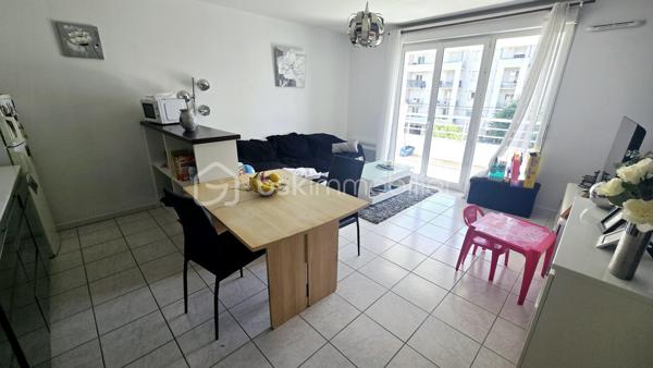 💼 Opportunité investissement locatif : Appartement T3 avec locataire en place

🏢 Idéalement situé dans une résidence de 2008, découvrez cet appartement T3 en très bon état général, parfait pour un placement immobilier serein et rentable.
☀️ Ce bien se compose d'une entrée, d'un séjour lumineux ouvrant sur un joli balcon exposé plein sud, d'une cuisine, de deux chambres confortables et d'une salle de bains.
🛠️ L'appartement bénéficie d'un excellent confort technique : double vitrage intégral et chauffage tout électrique avec une installation aux normes.

🚗 Pour compléter ce bien, vous disposez de deux places de parking privatives : une place sécurisée en sous-sol et une place en extérieur.

📈 Profil financier et gestion :
👤 L'appartement est vendu loué avec une locataire sérieuse et stable, en place depuis de nombreuses années, garantissant une excellente régularité des paiements.
📅 Le bail en cours a été renouvelé et court jusqu'au 1er janvier 2029.
💶 Le loyer actuel est de 650 euros par mois, dont 75 euros de provision pour charges.
🧾 La taxe foncière s'élève à environ 1000 euros par an.

🔑 Profitez d'un investissement clé en main, sans travaux à prévoir et avec des revenus locatifs immédiats. Pour plus d'informations ou pour organiser une visite, contactez-moi dès maintenant.