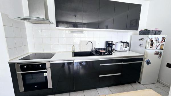 💼 Opportunité investissement locatif : Appartement T3 avec locataire en place

🏢 Idéalement situé dans une résidence de 2008, découvrez cet appartement T3 en très bon état général, parfait pour un placement immobilier serein et rentable.
☀️ Ce bien se compose d'une entrée, d'un séjour lumineux ouvrant sur un joli balcon exposé plein sud, d'une cuisine, de deux chambres confortables et d'une salle de bains.
🛠️ L'appartement bénéficie d'un excellent confort technique : double vitrage intégral et chauffage tout électrique avec une installation aux normes.

🚗 Pour compléter ce bien, vous disposez de deux places de parking privatives : une place sécurisée en sous-sol et une place en extérieur.

📈 Profil financier et gestion :
👤 L'appartement est vendu loué avec une locataire sérieuse et stable, en place depuis de nombreuses années, garantissant une excellente régularité des paiements.
📅 Le bail en cours a été renouvelé et court jusqu'au 1er janvier 2029.
💶 Le loyer actuel est de 650 euros par mois, dont 75 euros de provision pour charges.
🧾 La taxe foncière s'élève à environ 1000 euros par an.

🔑 Profitez d'un investissement clé en main, sans travaux à prévoir et avec des revenus locatifs immédiats. Pour plus d'informations ou pour organiser une visite, contactez-moi dès maintenant.