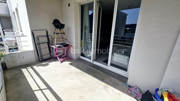 💼 Opportunité investissement locatif : Appartement T3 avec locataire en place

🏢 Idéalement situé dans une résidence de 2008, découvrez cet appartement T3 en très bon état général, parfait pour un placement immobilier serein et rentable.
☀️ Ce bien se compose d'une entrée, d'un séjour lumineux ouvrant sur un joli balcon exposé plein sud, d'une cuisine, de deux chambres confortables et d'une salle de bains.
🛠️ L'appartement bénéficie d'un excellent confort technique : double vitrage intégral et chauffage tout électrique avec une installation aux normes.

🚗 Pour compléter ce bien, vous disposez de deux places de parking privatives : une place sécurisée en sous-sol et une place en extérieur.

📈 Profil financier et gestion :
👤 L'appartement est vendu loué avec une locataire sérieuse et stable, en place depuis de nombreuses années, garantissant une excellente régularité des paiements.
📅 Le bail en cours a été renouvelé et court jusqu'au 1er janvier 2029.
💶 Le loyer actuel est de 650 euros par mois, dont 75 euros de provision pour charges.
🧾 La taxe foncière s'élève à environ 1000 euros par an.

🔑 Profitez d'un investissement clé en main, sans travaux à prévoir et avec des revenus locatifs immédiats. Pour plus d'informations ou pour organiser une visite, contactez-moi dès maintenant.