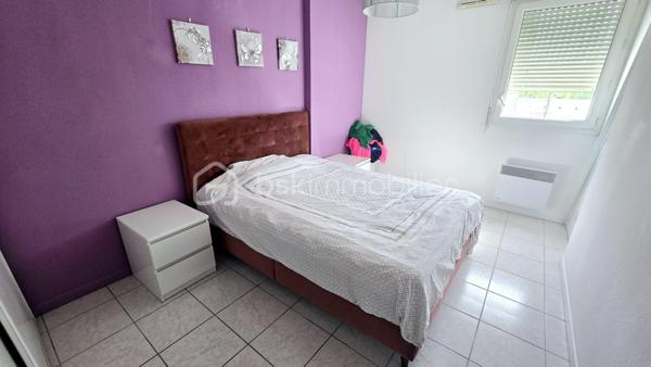 💼 Opportunité investissement locatif : Appartement T3 avec locataire en place

🏢 Idéalement situé dans une résidence de 2008, découvrez cet appartement T3 en très bon état général, parfait pour un placement immobilier serein et rentable.
☀️ Ce bien se compose d'une entrée, d'un séjour lumineux ouvrant sur un joli balcon exposé plein sud, d'une cuisine, de deux chambres confortables et d'une salle de bains.
🛠️ L'appartement bénéficie d'un excellent confort technique : double vitrage intégral et chauffage tout électrique avec une installation aux normes.

🚗 Pour compléter ce bien, vous disposez de deux places de parking privatives : une place sécurisée en sous-sol et une place en extérieur.

📈 Profil financier et gestion :
👤 L'appartement est vendu loué avec une locataire sérieuse et stable, en place depuis de nombreuses années, garantissant une excellente régularité des paiements.
📅 Le bail en cours a été renouvelé et court jusqu'au 1er janvier 2029.
💶 Le loyer actuel est de 650 euros par mois, dont 75 euros de provision pour charges.
🧾 La taxe foncière s'élève à environ 1000 euros par an.

🔑 Profitez d'un investissement clé en main, sans travaux à prévoir et avec des revenus locatifs immédiats. Pour plus d'informations ou pour organiser une visite, contactez-moi dès maintenant.