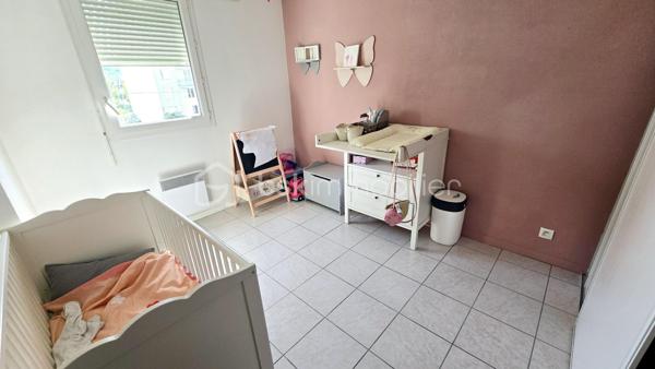 💼 Opportunité investissement locatif : Appartement T3 avec locataire en place

🏢 Idéalement situé dans une résidence de 2008, découvrez cet appartement T3 en très bon état général, parfait pour un placement immobilier serein et rentable.
☀️ Ce bien se compose d'une entrée, d'un séjour lumineux ouvrant sur un joli balcon exposé plein sud, d'une cuisine, de deux chambres confortables et d'une salle de bains.
🛠️ L'appartement bénéficie d'un excellent confort technique : double vitrage intégral et chauffage tout électrique avec une installation aux normes.

🚗 Pour compléter ce bien, vous disposez de deux places de parking privatives : une place sécurisée en sous-sol et une place en extérieur.

📈 Profil financier et gestion :
👤 L'appartement est vendu loué avec une locataire sérieuse et stable, en place depuis de nombreuses années, garantissant une excellente régularité des paiements.
📅 Le bail en cours a été renouvelé et court jusqu'au 1er janvier 2029.
💶 Le loyer actuel est de 650 euros par mois, dont 75 euros de provision pour charges.
🧾 La taxe foncière s'élève à environ 1000 euros par an.

🔑 Profitez d'un investissement clé en main, sans travaux à prévoir et avec des revenus locatifs immédiats. Pour plus d'informations ou pour organiser une visite, contactez-moi dès maintenant.