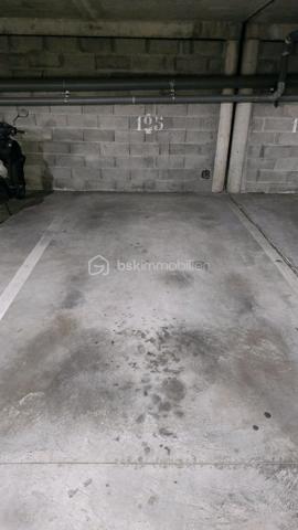 💼 Opportunité investissement locatif : Appartement T3 avec locataire en place

🏢 Idéalement situé dans une résidence de 2008, découvrez cet appartement T3 en très bon état général, parfait pour un placement immobilier serein et rentable.
☀️ Ce bien se compose d'une entrée, d'un séjour lumineux ouvrant sur un joli balcon exposé plein sud, d'une cuisine, de deux chambres confortables et d'une salle de bains.
🛠️ L'appartement bénéficie d'un excellent confort technique : double vitrage intégral et chauffage tout électrique avec une installation aux normes.

🚗 Pour compléter ce bien, vous disposez de deux places de parking privatives : une place sécurisée en sous-sol et une place en extérieur.

📈 Profil financier et gestion :
👤 L'appartement est vendu loué avec une locataire sérieuse et stable, en place depuis de nombreuses années, garantissant une excellente régularité des paiements.
📅 Le bail en cours a été renouvelé et court jusqu'au 1er janvier 2029.
💶 Le loyer actuel est de 650 euros par mois, dont 75 euros de provision pour charges.
🧾 La taxe foncière s'élève à environ 1000 euros par an.

🔑 Profitez d'un investissement clé en main, sans travaux à prévoir et avec des revenus locatifs immédiats. Pour plus d'informations ou pour organiser une visite, contactez-moi dès maintenant.