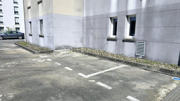 💼 Opportunité investissement locatif : Appartement T3 avec locataire en place

🏢 Idéalement situé dans une résidence de 2008, découvrez cet appartement T3 en très bon état général, parfait pour un placement immobilier serein et rentable.
☀️ Ce bien se compose d'une entrée, d'un séjour lumineux ouvrant sur un joli balcon exposé plein sud, d'une cuisine, de deux chambres confortables et d'une salle de bains.
🛠️ L'appartement bénéficie d'un excellent confort technique : double vitrage intégral et chauffage tout électrique avec une installation aux normes.

🚗 Pour compléter ce bien, vous disposez de deux places de parking privatives : une place sécurisée en sous-sol et une place en extérieur.

📈 Profil financier et gestion :
👤 L'appartement est vendu loué avec une locataire sérieuse et stable, en place depuis de nombreuses années, garantissant une excellente régularité des paiements.
📅 Le bail en cours a été renouvelé et court jusqu'au 1er janvier 2029.
💶 Le loyer actuel est de 650 euros par mois, dont 75 euros de provision pour charges.
🧾 La taxe foncière s'élève à environ 1000 euros par an.

🔑 Profitez d'un investissement clé en main, sans travaux à prévoir et avec des revenus locatifs immédiats. Pour plus d'informations ou pour organiser une visite, contactez-moi dès maintenant.