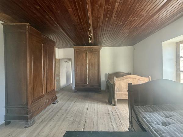 Montaigu-de-Quercy (82150) MONTAIGU DE QUERCY Maison en pierre au village avec 2 chambres, dépendants et 4033m2 de te