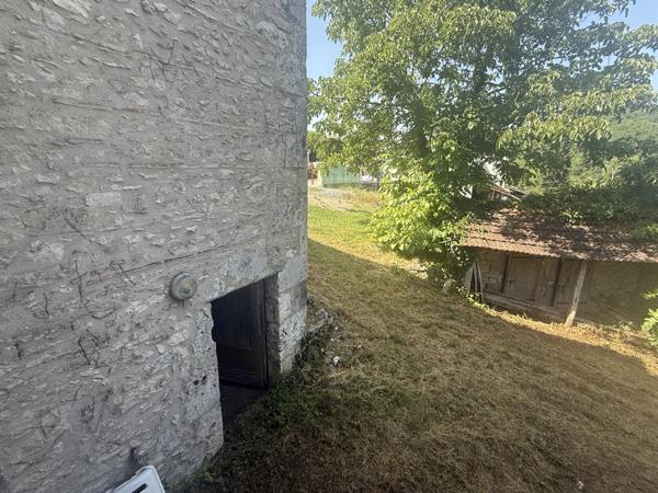 Montaigu-de-Quercy (82150) MONTAIGU DE QUERCY Maison en pierre au village avec 2 chambres, dépendants et 4033m2 de te