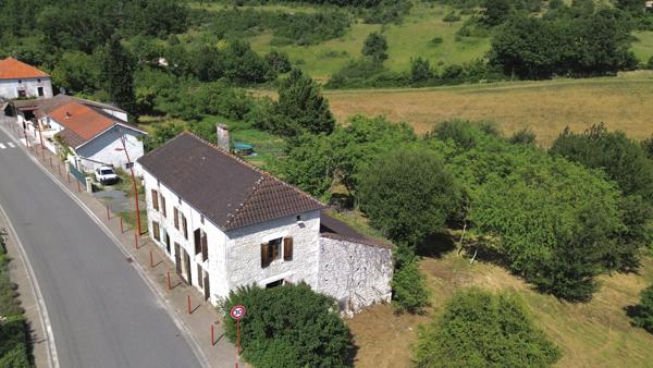 Montaigu-de-Quercy (82150) MONTAIGU DE QUERCY Maison en pierre au village avec 2 chambres, dépendants et 4033m2 de te