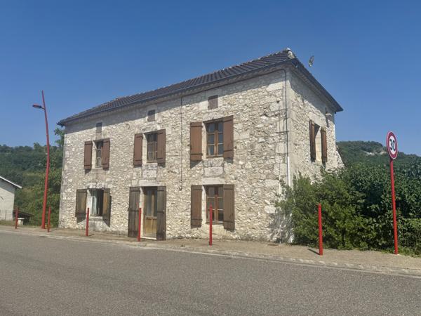 Montaigu-de-Quercy (82150) MONTAIGU DE QUERCY Maison en pierre au village avec 2 chambres, dépendants et 4033m2 de te