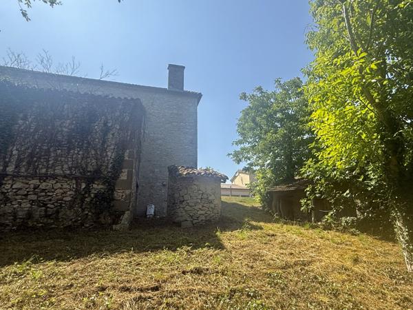 Montaigu-de-Quercy (82150) MONTAIGU DE QUERCY Maison en pierre au village avec 2 chambres, dépendants et 4033m2 de te