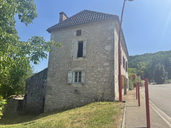 Montaigu-de-Quercy (82150) MONTAIGU DE QUERCY Maison en pierre au village avec 2 chambres, dépendants et 4033m2 de te