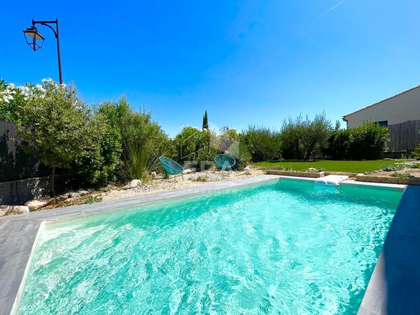 Maison récente avec piscine, garage et jardin paysager à Malemort-du-Comtat