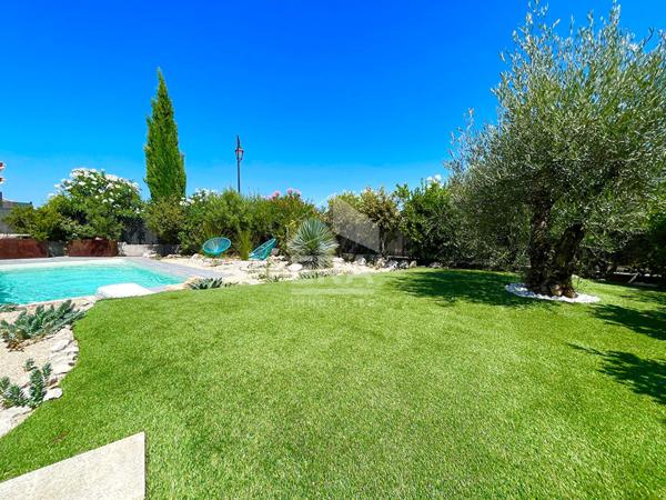 Maison récente avec piscine, garage et jardin paysager à Malemort-du-Comtat