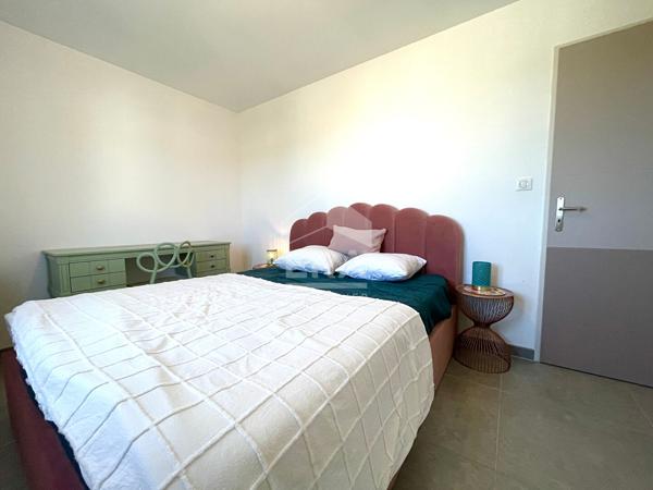Maison récente avec piscine, garage et jardin paysager à Malemort-du-Comtat