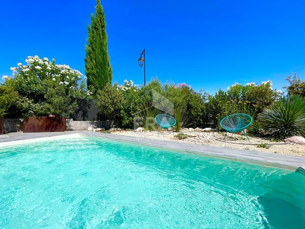 Maison récente avec piscine, garage et jardin paysager à Malemort-du-Comtat