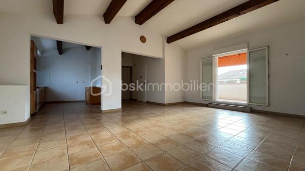 Situé au premier étage d’une résidence intime de six logements, cet appartement spacieux, lumineux et repeint entièrement de 104 m² bénéficie d’un emplacement idéal à Uzès, à proximité immédiate des écoles, du collège et des commodités.

L’appartement se compose d’une grande entrée qui dessert une cuisine ouverte sur une vaste pièce à vivre. Vous trouverez également quatre chambres confortables, une salle de bain fonctionnelle, de nombreux espaces de rangement, ainsi qu’un balcon offrant un espace extérieur supplémentaire.

Une grande terrasse de 13,5 m² exposée plein sud vous permettra de profiter pleinement des journées ensoleillées.

Côté confort, l’appartement est équipé de la climatisation, du double vitrage, de volets roulants et de radiateurs neufs. Une place de parking privée complète ce bien, situé dans un environnement calme et agréable.

Ne manquez pas cette opportunité rare à Uzès. Contactez moi dès maintenant pour organiser une visite et découvrir ce lieu idéal pour votre famille au 0650574757