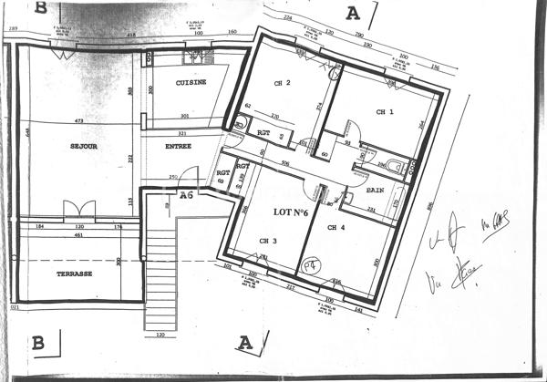 Situé au premier étage d’une résidence intime de six logements, cet appartement spacieux, lumineux et repeint entièrement de 104 m² bénéficie d’un emplacement idéal à Uzès, à proximité immédiate des écoles, du collège et des commodités.

L’appartement se compose d’une grande entrée qui dessert une cuisine ouverte sur une vaste pièce à vivre. Vous trouverez également quatre chambres confortables, une salle de bain fonctionnelle, de nombreux espaces de rangement, ainsi qu’un balcon offrant un espace extérieur supplémentaire.

Une grande terrasse de 13,5 m² exposée plein sud vous permettra de profiter pleinement des journées ensoleillées.

Côté confort, l’appartement est équipé de la climatisation, du double vitrage, de volets roulants et de radiateurs neufs. Une place de parking privée complète ce bien, situé dans un environnement calme et agréable.

Ne manquez pas cette opportunité rare à Uzès. Contactez moi dès maintenant pour organiser une visite et découvrir ce lieu idéal pour votre famille au 0650574757