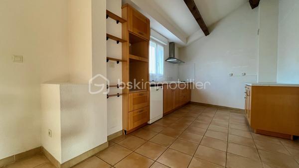 Situé au premier étage d’une résidence intime de six logements, cet appartement spacieux, lumineux et repeint entièrement de 104 m² bénéficie d’un emplacement idéal à Uzès, à proximité immédiate des écoles, du collège et des commodités.

L’appartement se compose d’une grande entrée qui dessert une cuisine ouverte sur une vaste pièce à vivre. Vous trouverez également quatre chambres confortables, une salle de bain fonctionnelle, de nombreux espaces de rangement, ainsi qu’un balcon offrant un espace extérieur supplémentaire.

Une grande terrasse de 13,5 m² exposée plein sud vous permettra de profiter pleinement des journées ensoleillées.

Côté confort, l’appartement est équipé de la climatisation, du double vitrage, de volets roulants et de radiateurs neufs. Une place de parking privée complète ce bien, situé dans un environnement calme et agréable.

Ne manquez pas cette opportunité rare à Uzès. Contactez moi dès maintenant pour organiser une visite et découvrir ce lieu idéal pour votre famille au 0650574757