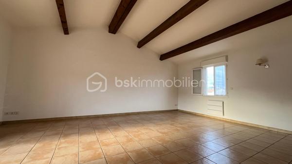Situé au premier étage d’une résidence intime de six logements, cet appartement spacieux, lumineux et repeint entièrement de 104 m² bénéficie d’un emplacement idéal à Uzès, à proximité immédiate des écoles, du collège et des commodités.

L’appartement se compose d’une grande entrée qui dessert une cuisine ouverte sur une vaste pièce à vivre. Vous trouverez également quatre chambres confortables, une salle de bain fonctionnelle, de nombreux espaces de rangement, ainsi qu’un balcon offrant un espace extérieur supplémentaire.

Une grande terrasse de 13,5 m² exposée plein sud vous permettra de profiter pleinement des journées ensoleillées.

Côté confort, l’appartement est équipé de la climatisation, du double vitrage, de volets roulants et de radiateurs neufs. Une place de parking privée complète ce bien, situé dans un environnement calme et agréable.

Ne manquez pas cette opportunité rare à Uzès. Contactez moi dès maintenant pour organiser une visite et découvrir ce lieu idéal pour votre famille au 0650574757